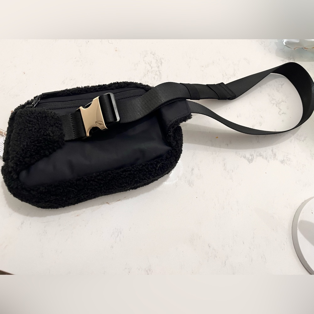 SOLD— Lululemon Athletica Everwhere Belt Bag Large Fleece - Picture 4 of 7